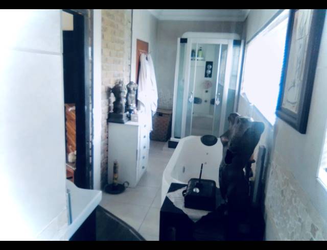 5 BEDROOM HOUSE FOR SALE IN DERSLEY